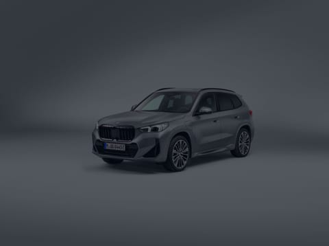 BMW X1 אפור מטאלי, מבט חזית מלא על רקע סטודיו