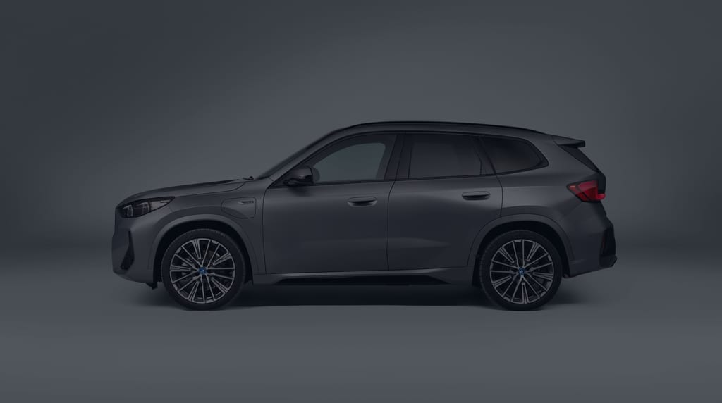 BMW X1 אפור מטאלי, פרופיל צד מלא על רקע סטודיו כהה